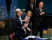 حفيدة كيرى تشهد التوقيع على اتفاق المناخ بالأمم المتحدة