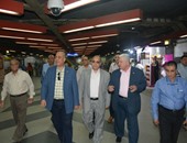 قيادات المصرية للمترو يفاجئون محطات الجيزة بجولة لمتابعة سير العمل