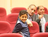 بالصور.. طفل يحضر انتخابات لجنة المشروعات الصغيرة بالبرلمان