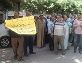 العاملون بـ"النيل لحليج الأقطان" يجددون التظاهر أمام مجلس الوزراء