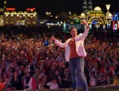 حمادة هلال يشعل مهرجان السياحة والتسوق في "دبي"  ويرفع علم مصر