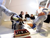 روبوت جديد لتقديم المشروبات يظهر فى المعرض التجارى الصناعى بألمانيا