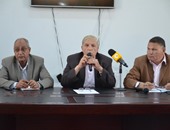 محافظ الإسماعيلية يلتقى عددًا من ممثلى مواطنى قرية "السلام" لحل مشاكلهم
