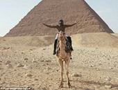 بالصور.. بطل العالم للملاكمة يروج للسياحة المصرية من أمام الهرم