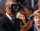 بالصور.. باراك أوباما يختبر نظارة واقع افتراضى ويصفها بالمذهلة