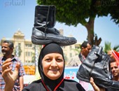 سيدة ترفع بيادات الجيش فوق رأسها باحتفالات تحرير سيناء بـ"عابدين"
