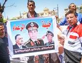 بالصور.. مواطنون يحيون ذكرى تحرير سيناء بأعلام مصر والسعودية أمام قصر عابدين