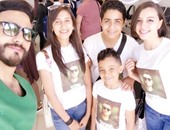 ننشر أول صورة لـ تامر حسنى مع فريق "The Voice Kids" فى مطار أبو ظبى
