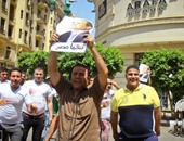 مواطنون يحملون صور الرئيس السيسي فى الاحتفال بذكرى تحرير سيناء بشارع رمسيس