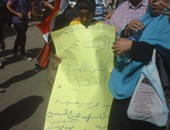 بالصور.. مواطنون يحتفلون بتحرير سيناء فى ميدان طلعت حرب ويرفعون الأعلام