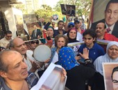 بالفيديو والصور.. أنصار مبارك يهدونه فانوسا ويهتفون له أمام المستشفى