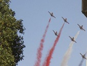 مقاتلات القوات الجوية تحلق فى سماء ميدان عابدين.. والمواطنون: "تحيا مصر"