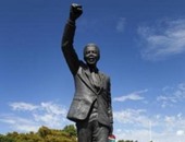 تمثال ضخم للمناضل الأفريقى الراحل نيلسون مانديلا فى مدينة رام الله