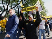فيروس "أوبر" يجتاح العالم.. مظاهرات فى فرنسا والأرجنتين ضد الشركة