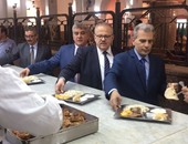 بالصور.. رئيس وأعضاء مجلس جامعة القاهرة يتناولون الغداء بمدينة الطلاب