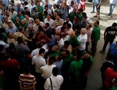 صحافة المواطن: عاملو مخازن سوبر ماركت شهير يتظاهرون للمطالبة بصرف الأرباح