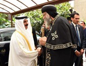 ملك البحرين يغادر الكاتدرائية المرقسية بعد تهنئة البابا تواضروس بعيد القيامة