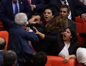 بالصور.. اشتباكات بين نواب الحزب الحاكم والموالين للأكراد بالبرلمان التركى