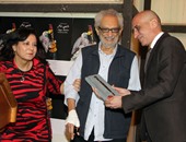 خالد سرور يكرم ناجى شاكر ويمنحه الريشة الذهبية بمركز الجزيرة للفنون