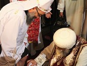 بالصور.. البابا تواضروس يغسل أرجل الكهنة والرجال بالكنيسة فى طقس خميس العهد