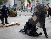 بالصور..شرطة فرنسا تتجاهل حقوق الإنسان وتدهس متظاهرى قانون العمل بالجزمة