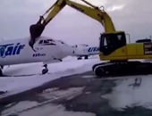 بالفيديو.. موظف بمطار روسى يعبر عن غضبه بتحطيم طائرة ركاب بآلة حفر