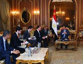 السيسي يبحث مع رئيس بلومبرج مشروعات الشركة بمصر ويرحب بزيادة الاستثمارات