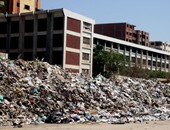بالصور.. 6 مدارس تغرق تحت تلال "زبالة" ارتفاعها 5 أمتار ببشتيل فى الجيزة