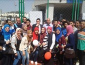 بالفيديو والصور.. وائل جمعة يحضر افتتاح ملعب فى "صيدلة عين شمس"
