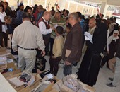 بالصور.. توزيع الملابس والأحذية على الطلاب الأيتام بإدارة تعليمية بكفر الشيخ