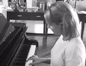 بالفيديو.. شاهد "السلطانة هويام" تعزف على البيانو فى منزلها