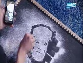بالفيديو.. شاب يرسم صورة للإمام "محمد الشعراوى" بالملح فى "نهار جديد"