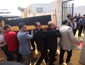 بالفيديو والصور.. وصول جثمان "سيف اليزل" لمثواه الأخير بمقابر الغفير بطريق صلاح سالم