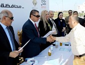بالفيديو والصور.. محافظ كفر الشيخ يوزع 100 تاكسى على شباب المحافظة