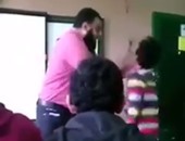 تداول فيديو على "فيس بوك" لمُعلِّم يضرب طالبًا بطريقة مهينة