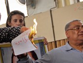 بالفيديو.. أنصار مبارك يحرقون لافتة كتبوا عليها25 يناير وسط هتافات"عاش البطل المحارب"