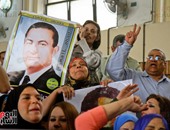 جمال مبارك يرافق والده ويحيى مؤيديه أمام مستشفى المعادى العسكرى