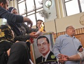 بالفيديو..أنصار مبارك يشعلون النار فى لافتة كتبوا عليها"نكسة 25يناير"