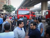 بالصور.. مصرع شخص وإصابة 6 اخرين بحريق بمعرض سيارات بفيصل