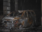 تفحم سيارة ملاكى بعد اشتعال النيران بها فى أبو النمرس
