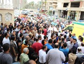 بالصور.. الآلاف يطوفون شوارع المنصورة بجثمان شهيد العريش هاتفين ضد الإرهاب