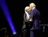 بالصور.. نائب الرئيس الأمريكى يقبل ليدى جاجا على المسرح