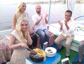 بالصور..ملكة جمال السياحة الأوروبية تحتفل بعيد ميلادها فى مركب بنيل الأقصر