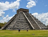 أشهر أهرامات العالم.. "خوفو وخفرع ومنقرع" أعجوبة الدنيا الخالدة.. وهرما "الشمس والقمر" يلتقيان بالمكسيك.. و"الشمس الكبير" بالبوسنة تغطيه النباتات بالكامل... وباريس تحاكى الحضارات القديمة بهرم زجاجى 