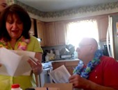 بالفيديو.. شاب يفاجئ والديه برحلة إلى هاواى بمناسبة عيد زواجهما الخمسين