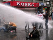 متظاهرون أتراك يقتحمون ميدان تقسيم.. والشرطة تفرقهم بالمياه وتعتقل العشرات