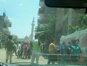 "اليوم السابع واتساب": وقوف شباب أمام مدرسة إعدادية بنات بالدقهلية