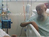 "القرضاوى" يزور أبو إسحق الحوينى بالعناية المركزة بمستشفى حمد فى قطر