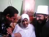 بالصور.. وفد رئاسى يسلم مسنة 102 عام تأشيرة حج بالحسينية فى الشرقية