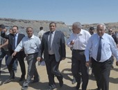محلب ومحافظ القاهرة يتابعان أعمال إزالة المناطق الخطرة بمنشأة ناصر